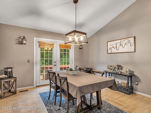 3rd image of 300 Winding River Dr