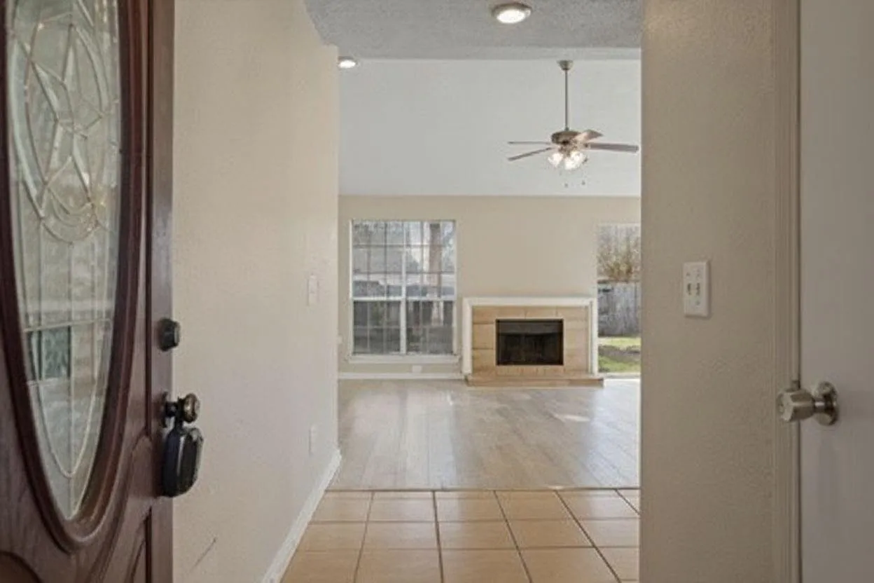 3 bed, 2.0 bath, 1383 sqft, $1,945 — Photo 3