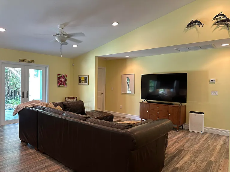 2415 Laurel Ln — Photo 7