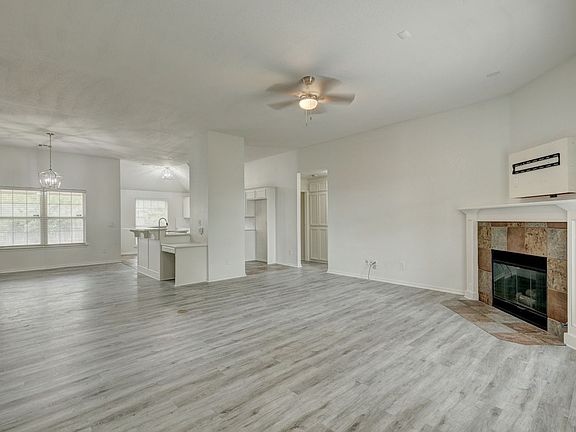 3rd image of 1821 Creekside Dr