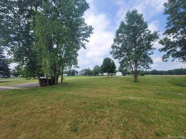 7398 Marsack Dr, Swartz Creek, MI 48473