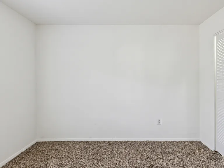 Fairway Club Apartments — Photo 57