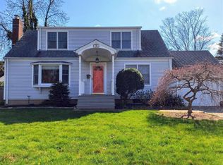 5 Northwest Dr, Northport, NY 11768