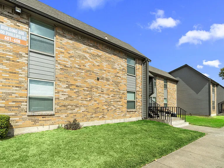 Cleburne Plaza — Photo 12