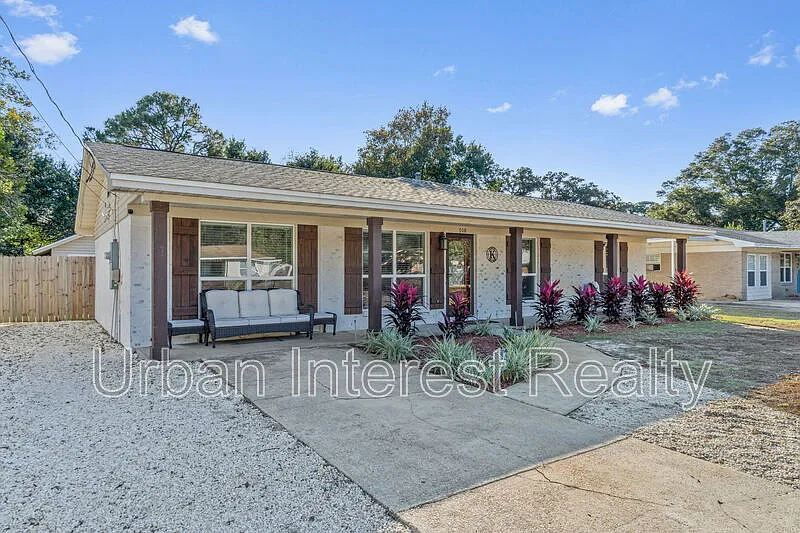 4 bed, 2.0 bath, 2005 sqft, $2,650 — Photo 1