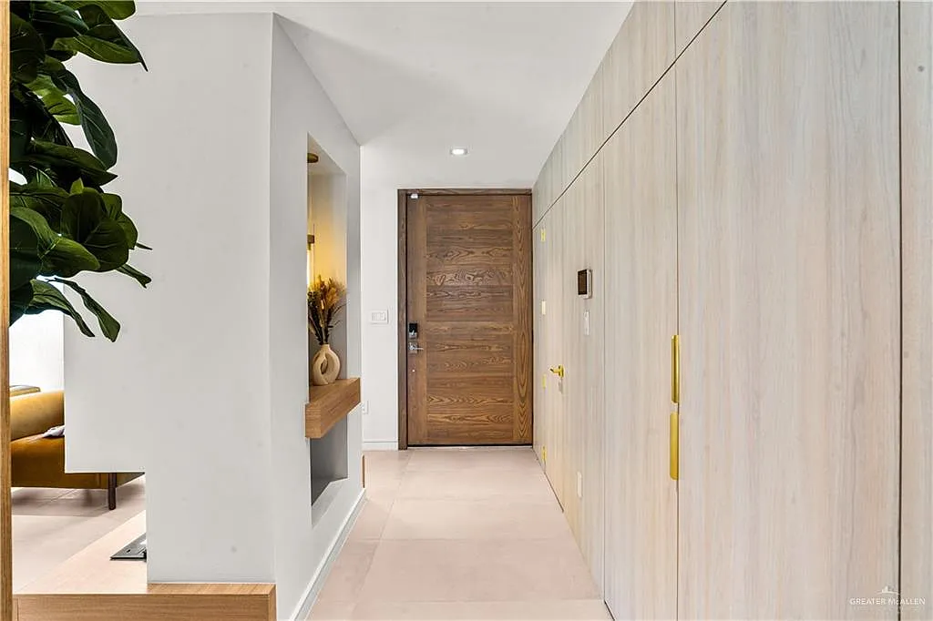 3 bed, 3.5 bath, 2205 sqft, $3,200 — Photo 3