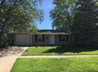 1017 Stratford Cir, Streamwood, IL