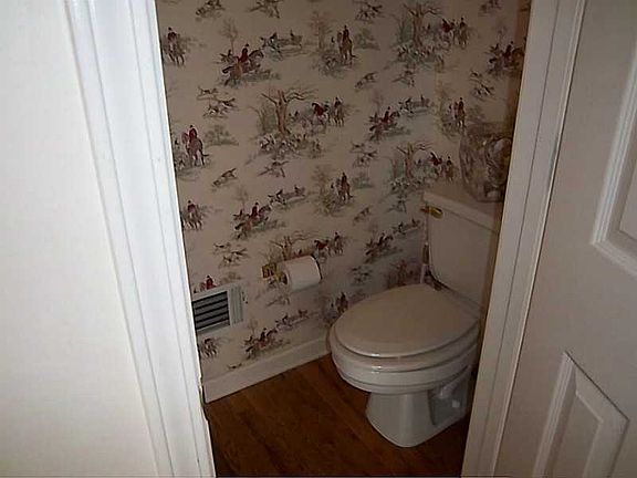 5th image of 1420 Country Lake Dr