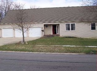205 W Arrowhead St, North Aurora, IL 60542