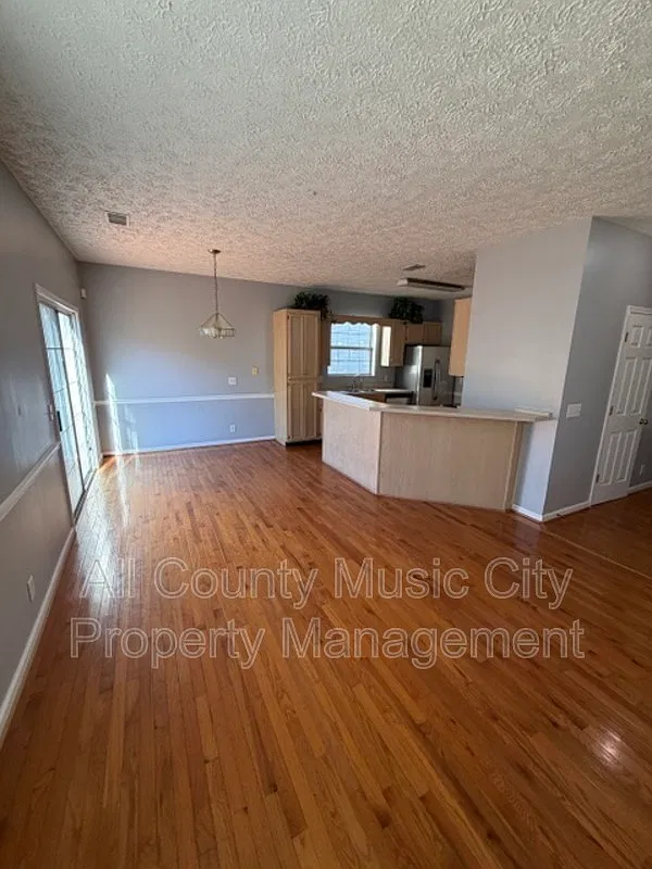 4 bed, 3.0 bath, 2414 sqft, $2,395 — Photo 4
