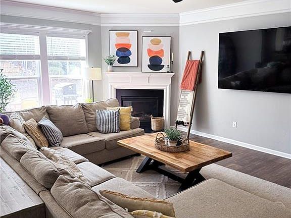 4th image of 3560 Graham Way SW