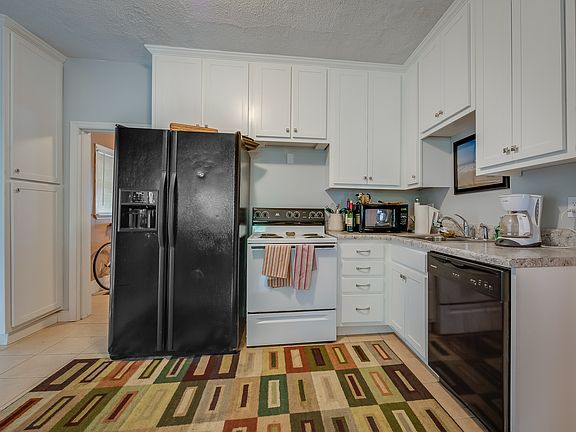 5th image of 415 Rosewood St