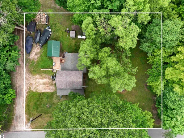 16933 3rd St, Copemish, MI 49625