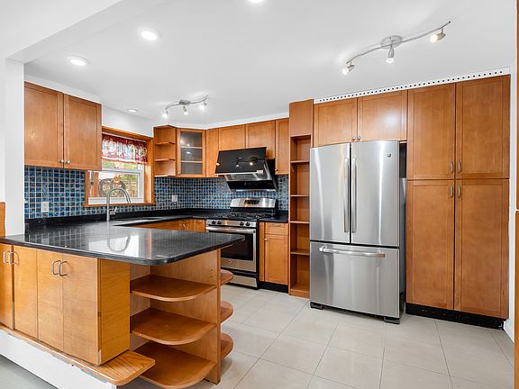 4th image of 1295 Shore Pkwy #2