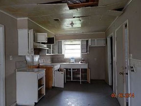 4th image of 220 Emerald Dr