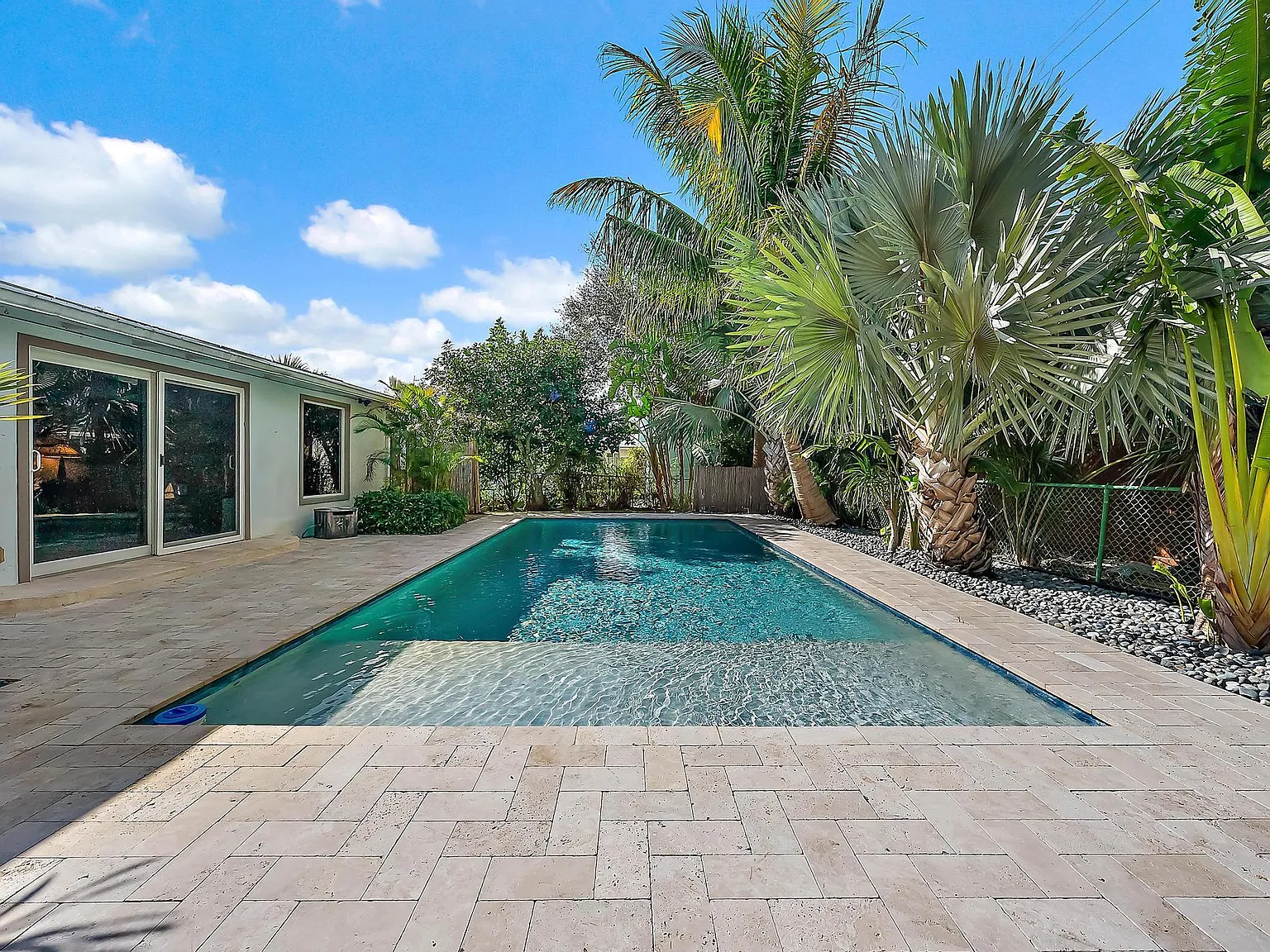 3 bed, 2.0 bath, 1739 sqft, $7,000 — Photo 3