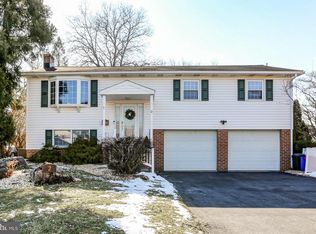 2 Sandalwood Dr, Palmyra, PA 17078