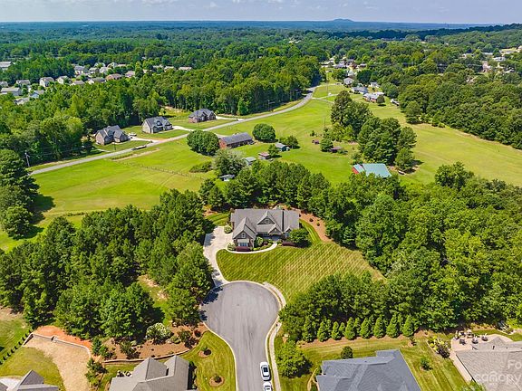 4th image of 817 Meadow Crest Ct