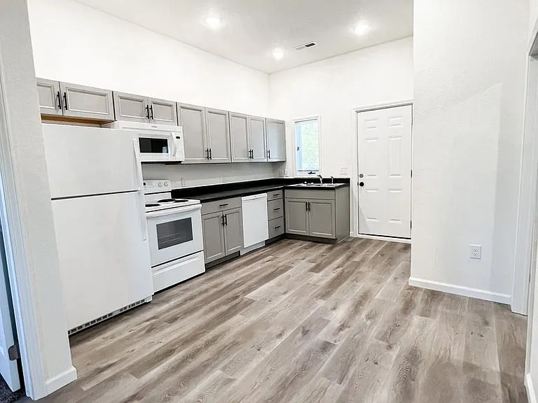 1025 W 13th St — Photo 5