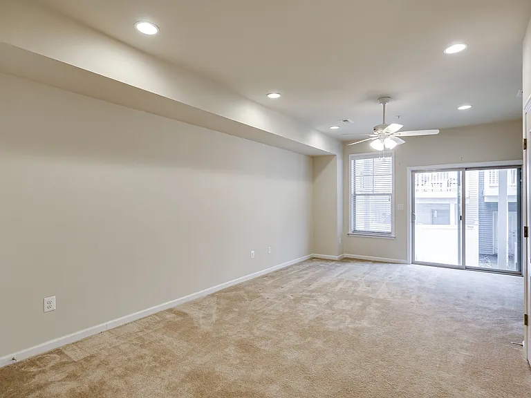 833 Jarrett Ln — Photo 7