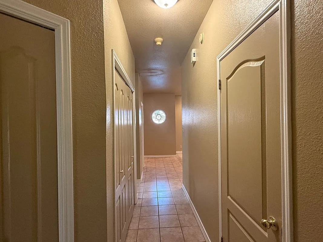 2 bed, 1.0 bath, 971 sqft, $1,200 — Photo 4