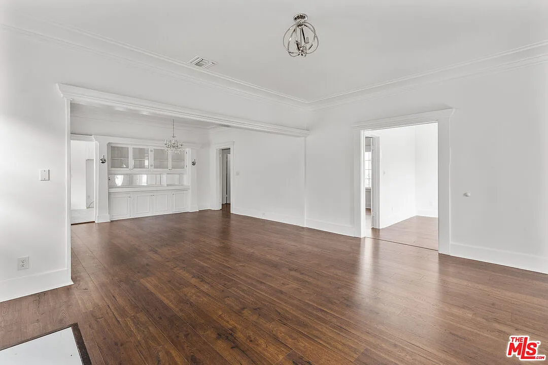 3 bed, 2.0 bath, 1427 sqft, $5,300 — Photo 4