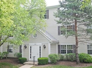 140 E Winchester Rd APT A, Libertyville, IL 60048