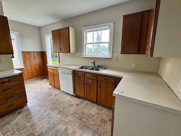 Kitchen with small nook