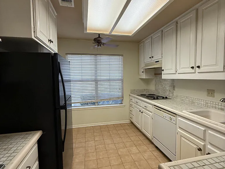 101 Fenimore Ave #2 — Photo 4