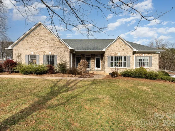 90 Trotters Ln, Hickory, NC 28601
