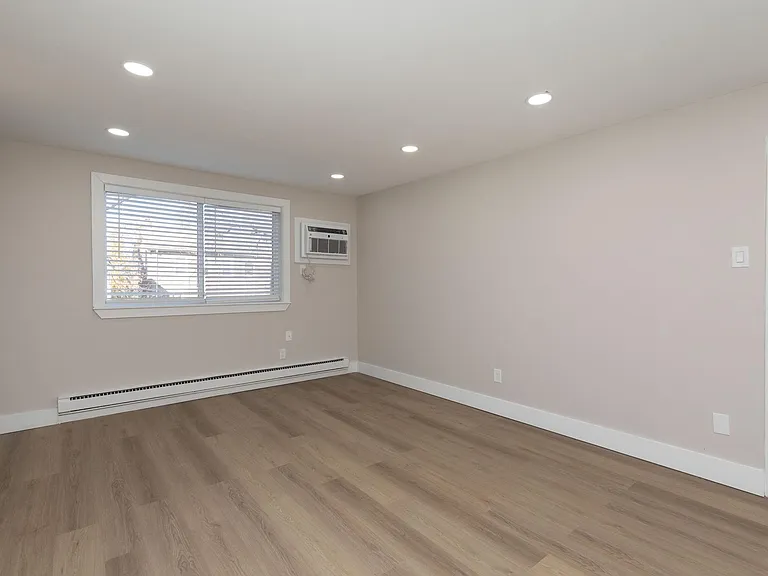 Laura Lane Apartments — Photo 46