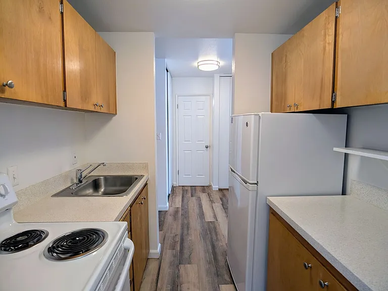Tiki Apartments — Photo 23