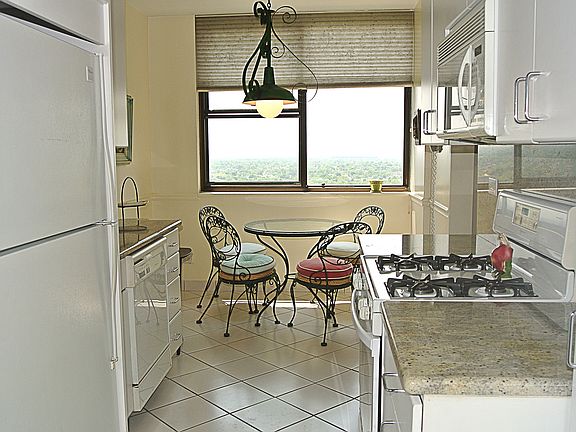 4th image of 27010 Grand Central Pkwy APT 17V