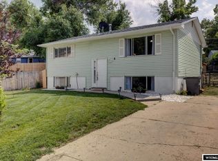 8 Embar Ct, Glenrock, WY 82637