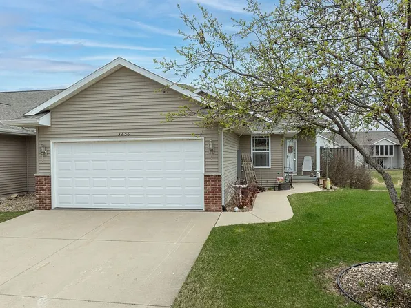 3256 Prairie Bend Cir, Marion, IA 52302