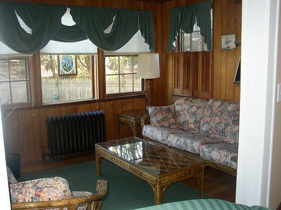 5th image of 122 Crestwood Ave