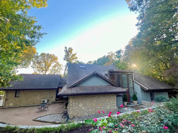 3311 Whiteclif Ln, Godfrey, IL 62035