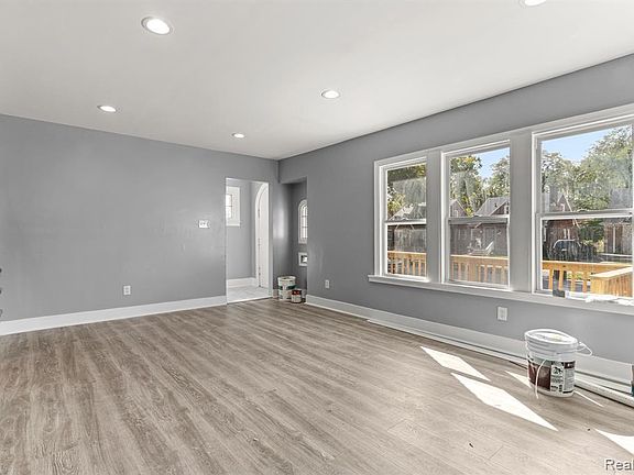 4th image of 5298 Haverhill St