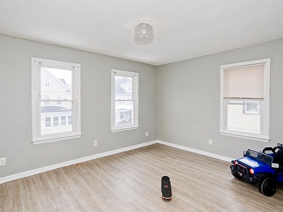 4th image of 52 Orlando St