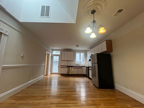 5th image of 268 Oak St #273