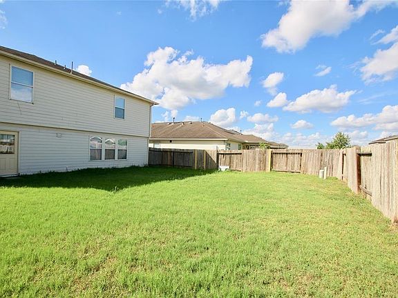 Large backyard with unlimited possibilities