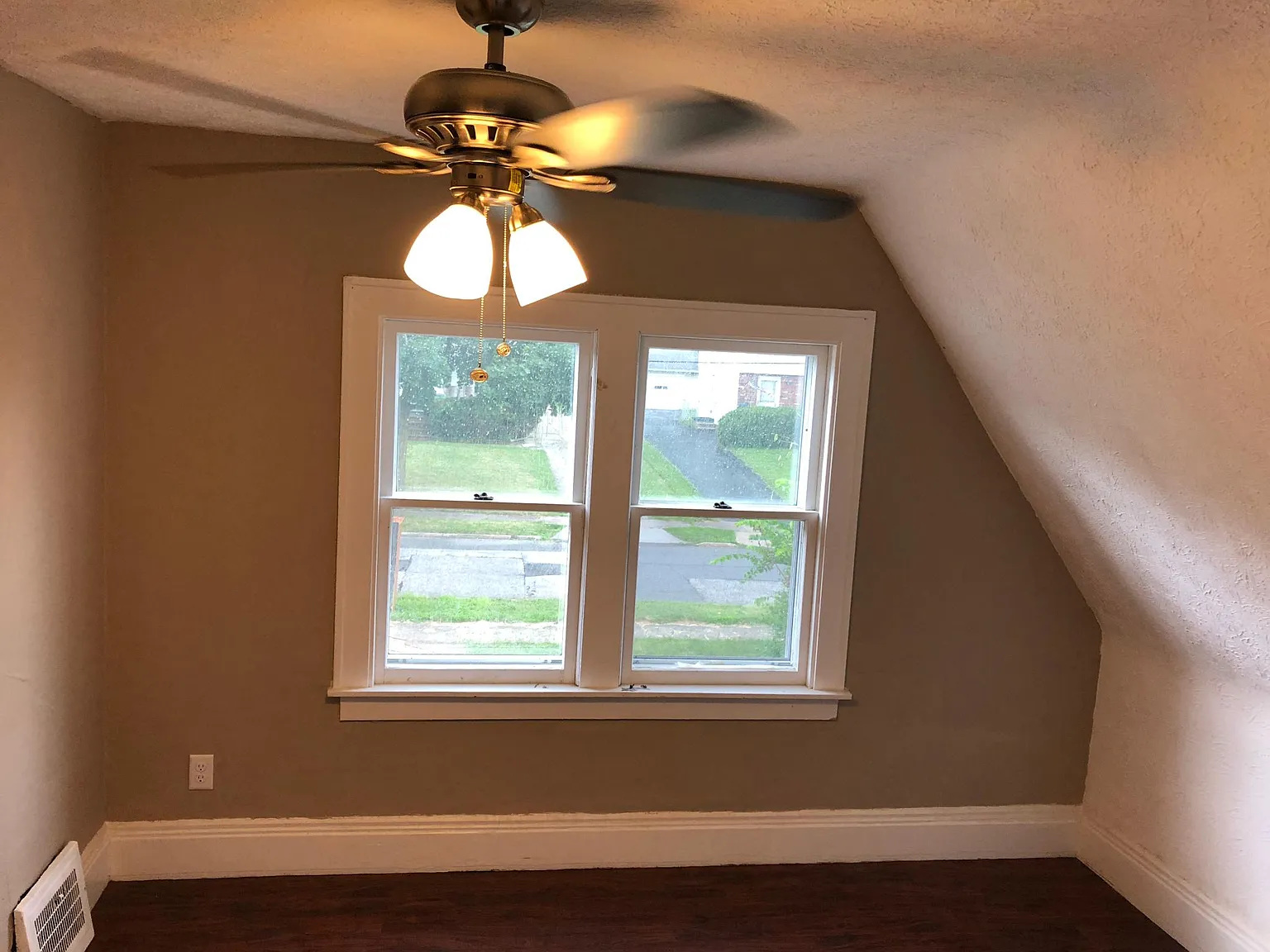 3 bed, 1000 sqft, $1,090 — Photo 4