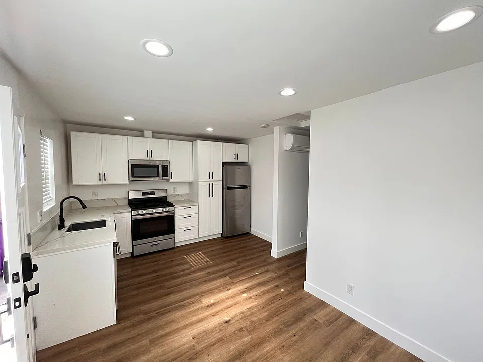 2401 Roswell Ave #A