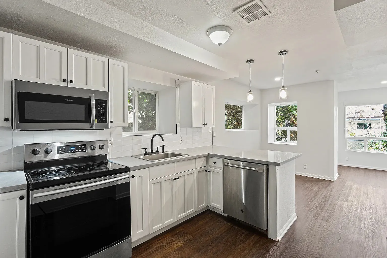 2 bed, 1400 sqft, $2,700 — Photo 4