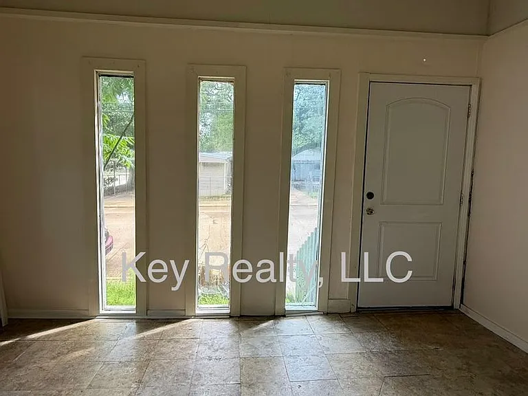 200 Reagan St — Photo 4