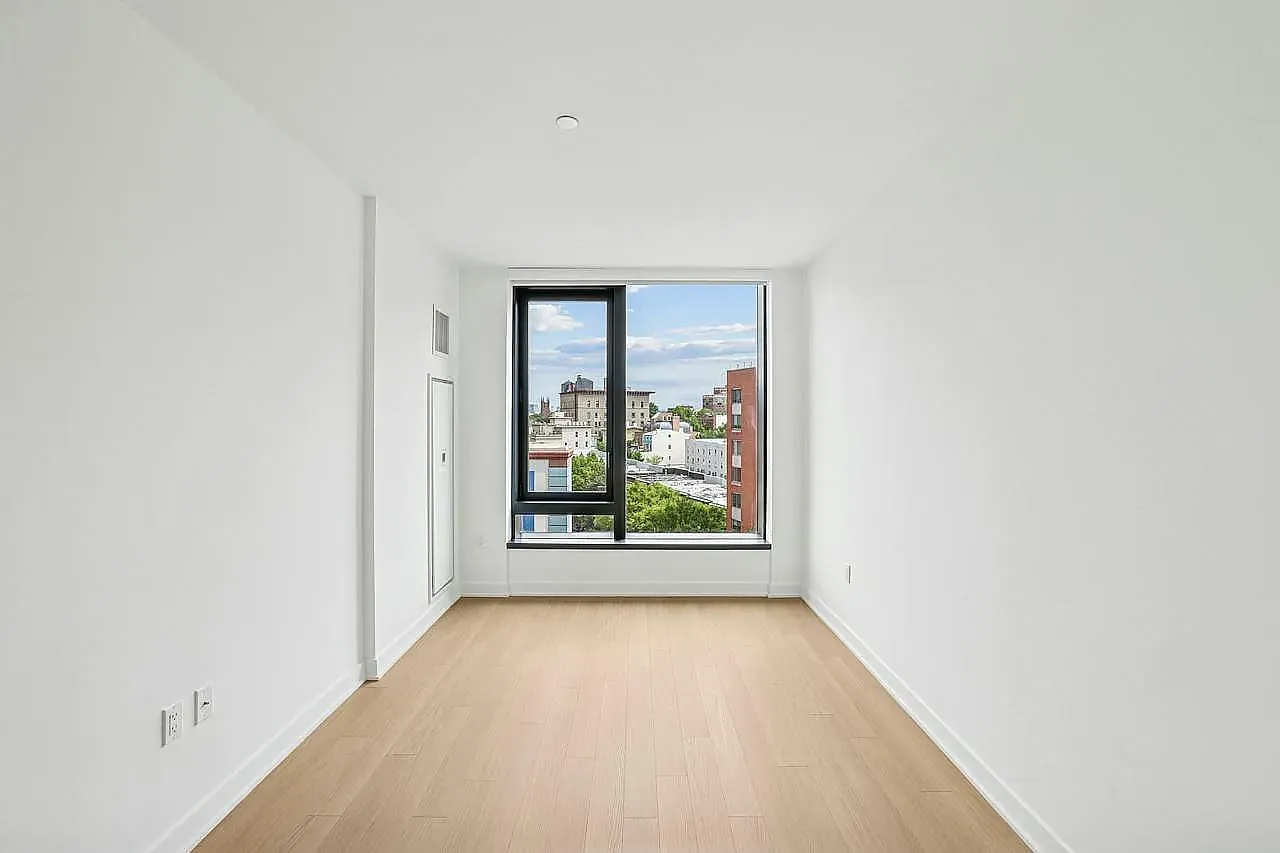 18 Sixth Avenue — Photo 3