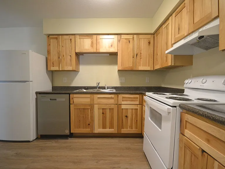 616 Evergreen St — Photo 3