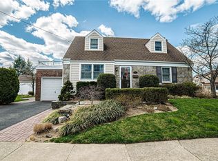 489 Argyle Rd, Mineola, NY 11501