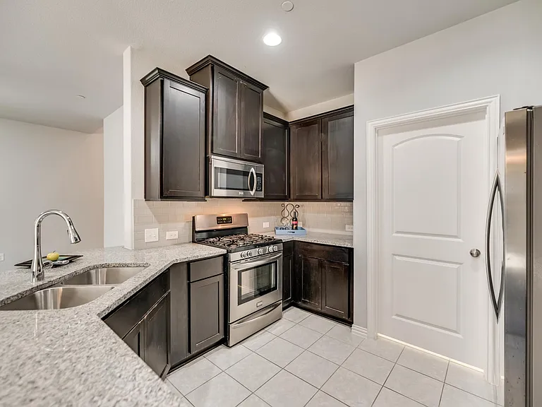 916 Brookville Ct — Photo 9