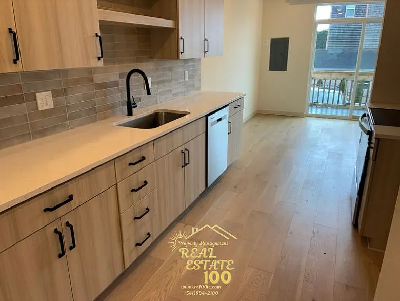 305 Southeast Jetty Avenue - E — Photo 3